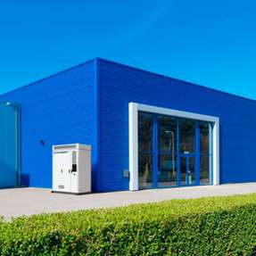 Neue Gewerbespeicherlösungen mit AC- und DC-Systemen ermöglichen Unternehmen eine flexible, effiziente und sichere Integration in bestehende oder neue Energiesysteme.