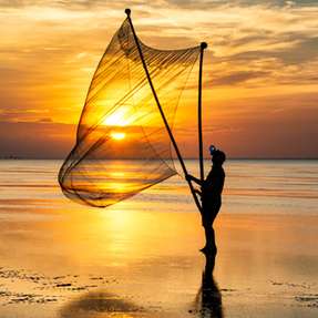 Der TÜV Süd gibt einen Überblick über die Anforderungen für den Betrieb von Batteriespeichern in industriellen und gewerblichen Umfeldern.