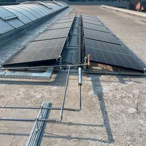 PVT-Kollektoren, Speicher und eine Wärmepumpe versorgen das Firmengebäude in Harsewinkel vollständig mit erneuerbarer Energie – effizient und unabhängig von fossilen Quellen.