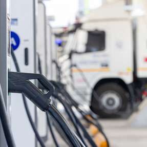 Bei der Depotladung mehrerer E-Lkw steuert ein Energiemanagementsystem die DC-Ladevorgänge fahrzeugscharf und bindet den Netzanschluss, den Batteriespeicher und die Photovoltaikanlage in einen Ladeplan ein.