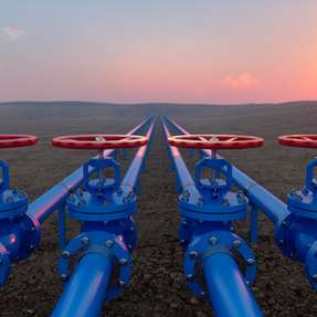 Gasversorgung 2026/27: Im Winter sind 34 bis 48 TWh pro Monat durch Pipelines, Speicher, LNG und Einsparungen kompensierbar – das bleibt jedoch teuer und riskant.