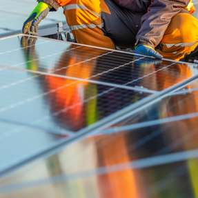 Durch die Reparatur und Wiederverwendung von PV-Modulen und Wechselrichtern lassen sich die Betriebskosten senken und die Lebensdauer der Komponenten verlängern.