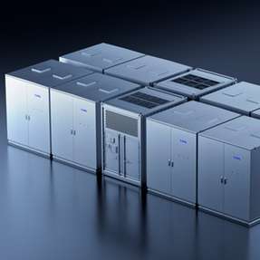 Mit Tener Sodium präsentiert CATL ein natriumionenbasiertes Energiespeichersystem, das durch den Verzicht auf Lithium und den Einsatz weltweit verfügbarer Rohstoffe eine sichere, kosteneffiziente und nachhaltige Lösung für stationäre Großspeicheranwendungen bietet.