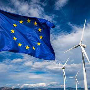 Ein beschleunigter Ausbau der Wind- und Solarenergie kann Versorgungslücken schließen und sich volkswirtschaftlich auszahlen.