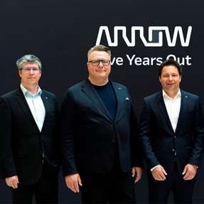 Arbeiten künftig zusammen (von links): Florian Brenner (Distribution Manager EMEA, TDK-Lambda Europe), Jörg Strughold (President Global Components EMEA, Arrow), Florian Seifriz (Distribution Director EMEA, TDK-Lambda Europe) und Volker Strauss (Global Supplier Business Manager IP&E, Arrow).