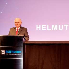 Helmut Rudel, Rutronik-Gründer und -Präsident, bei seiner Willkommensrede auf der 50-jährigen Jubiläumsfeier von Rutronik im November 2023.