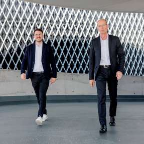 Bei Finder gestalten Johannes Krutzek und Berthold Schlechtriemen Proske gemeinsam die internationale Unternehmensführung. Das Duo verbindet Familientradition mit moderner Managementpraxis und stärkt die europäischen Niederlassungen durch Erfahrung, Flexibilität und neue Impulse.