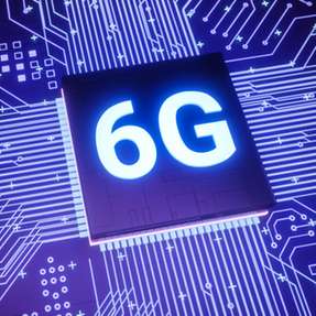 Der Streit um das obere 6-GHz-Band entscheidet über die Zukunft von WLAN: Ohne freien Zugang drohen trotz Glasfaser langsame Netze in Schulen, Unternehmen und Behörden.