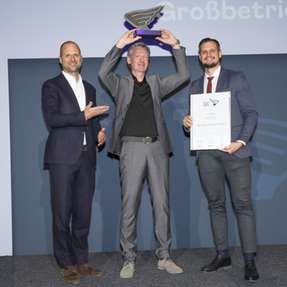 Bachmann Electronic wurde bei „Austria’s Leading Companies“ 2025 mit dem 1. Platz in der Kategorie Großbetriebe ausgezeichnet. Bachmann-Geschäftsführer Bernhard Zangerl (Mitte) nahm die Auszeichnung aus den Händen von Wirtschaftslandesrat Marco Tittler (links) sowie Nathaniel Heinritz, KSV1870-Niederlassungsleiter Feldkirch (rechts) entgegen.