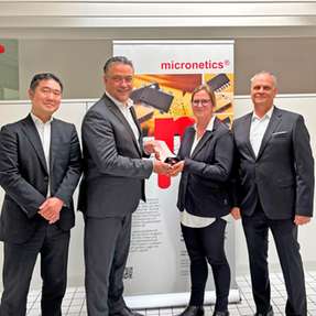 Micronetics und Rohm feiern ihre 30-jährige Partnerschaft: Angela Kleiter, CEO bei Micronetics, Wolfram Harnack, Präsident von Rohm Europa (zweite von links), Yoshihisa Taguchi, Senior Sales Director bei Rohm (links), und Oliver Edelmann, Distribution Sales Director bei Rohm.