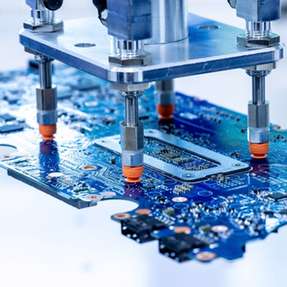 Sichere Handhabung sensibler Elektronik: Der neue Sauggreifer aus dem Material HT1-ESD bewegt Leiterplatten abdruckarm und schützt zuverlässig vor elektrostatischen Entladungen.