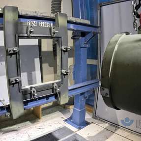 Bei Beschusstests mit 2,5 kg schweren Projektilen prüfen unabhängige Institute die Rückhaltefähigkeit der HEMA-Maschinensicherheitsscheiben – bis zu einer Energie von 8.000 J.