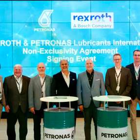 Bei der Unterzeichnungszeremonie in Turin, Italien: Khalil Muri (sechster von links), Managing Director und Group CEO von Petronas Lubricants International, und Dr. Steffen Haack (siebter von links), Vorstandsvorsitzender Bosch Rexroth, mit Domenico Ciaglia (fünfter von links), Chief Strategy & Transformation Officer von Petronas Lubricants International, und Dr. Mark Krieg (achter von links), Vice President Entwicklung Industriehydraulik, Bosch Rexroth, und weitere Teammitglieder.