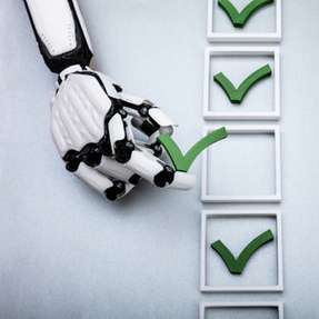 Bisher existierte nur eine einzige Roboterklasse, die von kleinen Roboterarmen bis zu tonnenschweren Industrierobotern alle umfasste. Mit der ISO 10218 wurde eine Auffächerung in kleine und schwere, leistungsstarke Klassen vorgenommen.