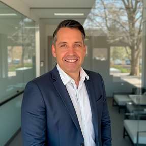 Kurt Robert Hippler ist seit 1. Mai 2025 bei der HARTING Technologiegruppe als Director Global Product Management tätig. Er studierte Wirtsch.-Ing. an der Universität Paderborn. Anschließend war er als Produktmanager im Bereich Steckverbinder tätig. So arbeitete er bei Phoenix Contact unter anderem als Gruppenleiter Industrial Field Connectivity und bei TE Connectivity zuletzt als Leader Global Product Management Motor Connectivity und Regional Product Management Leader für die EMEA Region.