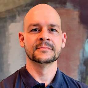 Maximilian Rembor studierte Chemieingenieurwesen und Verfahrenstechnik am Karlsruher Institut für Technologie mit Schwerpunkt Food und Chemical Process Engineering. Mehr als zehn Jahre wickelte er bei Ruland Engineering & Consulting verantwortlich Projekte im Anlagenbau für flüssige Produkte ab. Heute berät er im Vertrieb Kunden in den verschiedensten Branchen bei der Auswahl und Umsetzung der richtigen Anlagentechnik für ihre Produktionsprozesse.