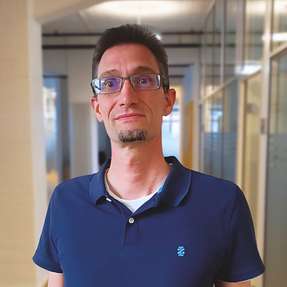 Dr. Thomas Kopfstedt ist seit 2021 Mitglied der Geschäftsführung von Knowtion und konzentriert sich in dieser Funktion darauf, neue Technologien in die Produkte der Kunden zu bringen. Seine Expertise hat er über mehrere Stationen in der Automobilzuliefererindustrie und der Wehrtechnik mit Focus auf Fahrassistenzfunktionen und hochautomatisierte Funktionen erworben. In seiner Freizeit ist Dr. Kopfstedt seit vielen Jahren im IEEE aktiv und bekleidet dort aktuell Funktion des Vice Chair für die Deutsche Section des IEEE.