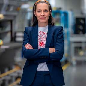 Isabel Grieshaber ist CEO von VEGA Grieshaber und führt das Familienunternehmen in dritter Generation. Die dreifache Mutter leitet den weltweit tätigen Spezialisten für Füllstand- und Druckmesstechnik mit über 2.500 Mitarbeitern – und das ganz ohne technischen Hintergrund.