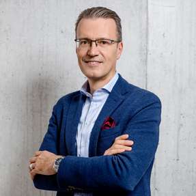 Prof. Dr.-Ing. Tomas Smetana ist seit 2023 CTO und Mitglied der Geschäftsführung von ebm-papst in Mulfingen. Zuvor war er 22 Jahre in leitenden Positionen bei Schaeffler in Herzogenaurach, Japan und China tätig. Nach dem Maschinenbaustudium an der TU Prag promovierte er an der TU Chemnitz. Er verfügt über langjährige Erfahrung in der Entwicklung und Industrialisierung innovativer Produkte in den Bereichen Elektromobilität, Fahrwerksysteme, Robotik, Lüftungs- und Heiztechnik, Digitalisierung und KI. Zudem ist er Honorarprofessor an der Universität Shanghai und Mitglied von Aufsichtsräten.