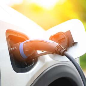 Schnelles Laden verkürzt die Lebensdauer von Fahrzeugbatterien, ist aber bei längeren Fahrten mit Elektrofahrzeugen notwendig.
