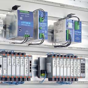 Industrielle Stromversorgung einer Anlage, bestehend aus Netzgeräten (oben) und intelligenter Stromüberwachung.