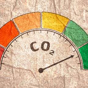 ETH-Forschende zeigen mithilfe von Wetterdaten, wie Feuchtigkeit die Lebensdauer von regulärem und klimafreundlicherm Stahlbeton beeinflusst.
