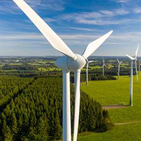 Aus rezyklierten Glas- und Carbonfasern werden beispielsweise Garne und Gewebe für neue Bauteile oder für Reparatur-Sets von Windkraftanlagen entwickelt. 
