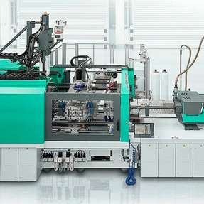 Der kompakte Allrounder Cube 1800 von Arburg produziert Zweikomponenten-Verschlusskappen mit kurzer Zykluszeit und automatisierter Teileentnahme.