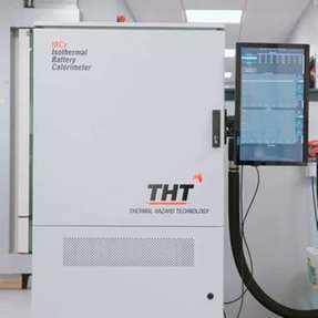 In diesem Anwendungsvideo berichtet Joseph Willmot von der Arbeit eines Spezialisten für Kalorimetrie und Sicherheitstests.