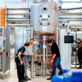 Michael Ludwig, zweiter von links, leitet das Getränketechnologische Zentrum für nichtalkoholische Anwendungen.