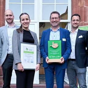 Nahmen den Preis in Mettlach bei Villeroy & Boch entgegen: Johann Vetter (Leiter des Nachhaltigkeitsmanagements der Netzsch-Gruppe), Nina Schwalm (Sustainability Manager), Kevin Perseis (Team Lead Quality Processes), Jakob Bartinger (Head of Engineering Services), Josef Baumann (Head of Technical Infrastructure / Building and Facility Manager), Sebastian Mair (Head of Metal Technology) und Richard Maier (Project Manager Strategic Projects).