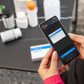 Die Verpackung wird per Smartphone-App erfasst und analysiert. 