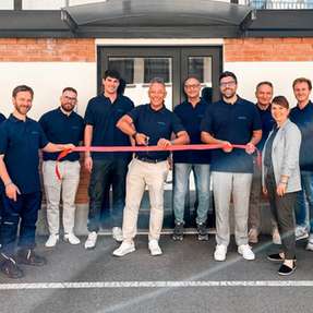 Mit dem symbolischen Durchschneiden des Bandes wurde Optima Machinery Italy in Bologna offiziell eröffnet.