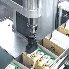 Der TOG-Cobot von Schubert legt Riegel schnell und präzise in Schachteln.
