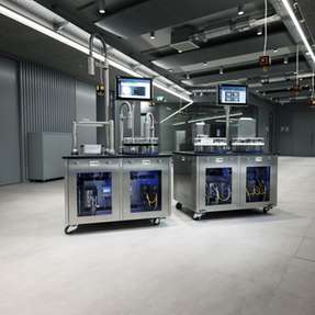Omron zeigt eine automatisierte Vial-Handling-Lösung für regulierte Pharmaproduktionen.