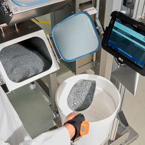 Das ManDos-Manuelle-Wiegesystem ist smart, ergonomisch und digital dokumentiert. Es ist ideal für Kleinstmengen, bei denen präzise manuelle Eingaben gefragt sind.