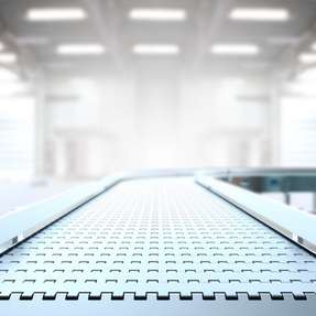 Die neue Fördertechnik kombiniert modulare Hardware mit softwaregesteuerter Automatisierung und ermöglicht dadurch einen flexiblen, skalierbaren und effizient vernetzten Materialfluss in industriellen Anlagen.