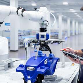Cobot mit Vakuum‑Greifer: Elektrische Vakuum‑Erzeugung am EOAT ermöglicht autarkes Handling ohne zentrale Druckluftversorgung in modularen Fertigungsumgebungen.