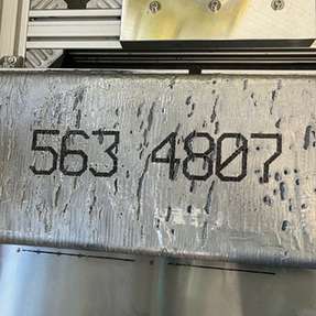 Großformatige Kennzeichnungen bringt der REA JET DOD 2.0 verlässlich auf Aluminiumbarren, Aluminiumprofile, Bleche und Coils.