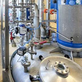Ein Gleitschieberventil Typ 8043 von Schubert & Salzer regelt den Durchfluss von flüssigem und gasförmigem Schwefeldioxid in den Reaktionsbehälter.